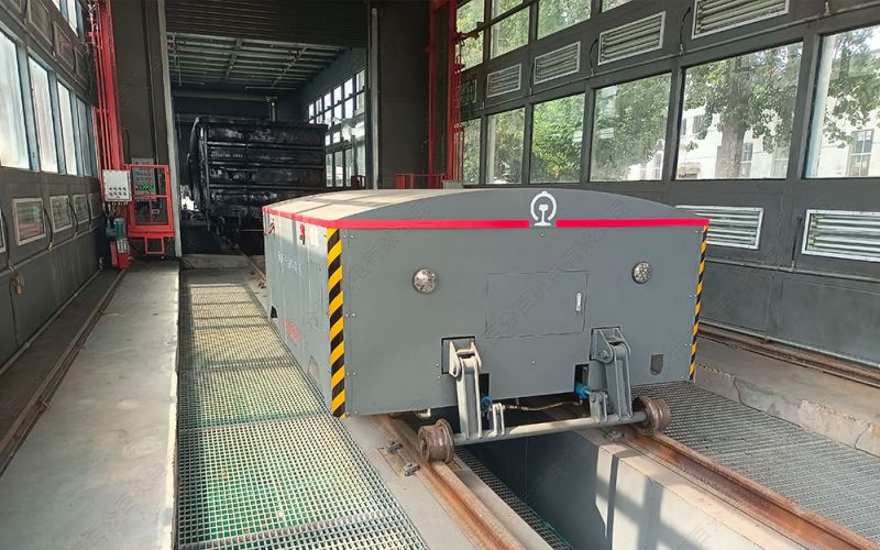鋼鐵巨龍，縱橫無界：公鐵兩用軌道牽引車的非凡使命